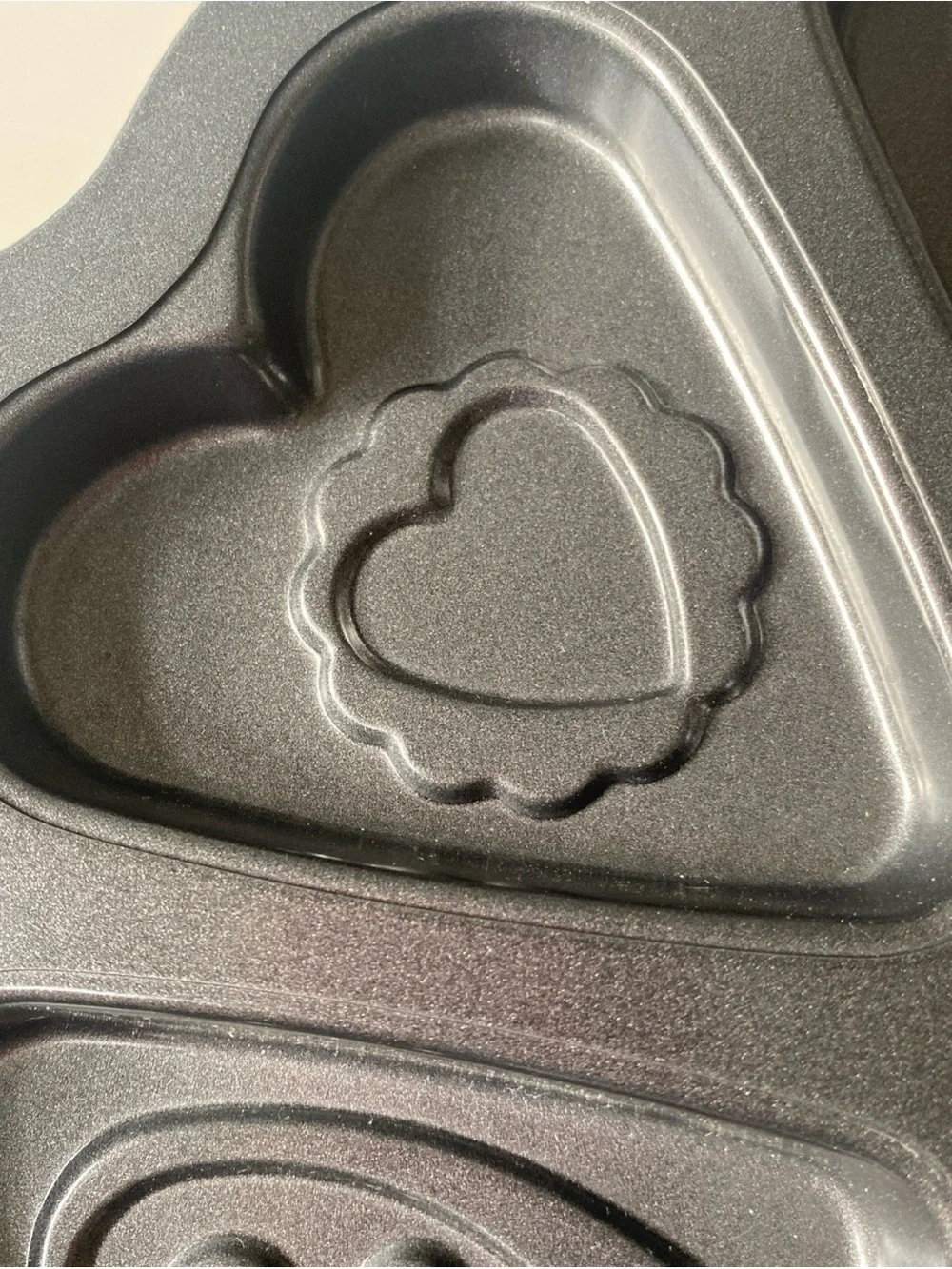 Wilton Heart-Shaped Multi-Cavity Nonstick Cake Pan - non stick 6 spaces 11” diam
